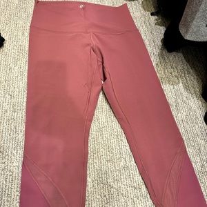 Authentic Lululemon, size 10 scalloped leggings in mauve - never worn!